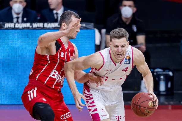 B球员在比 B球员在比